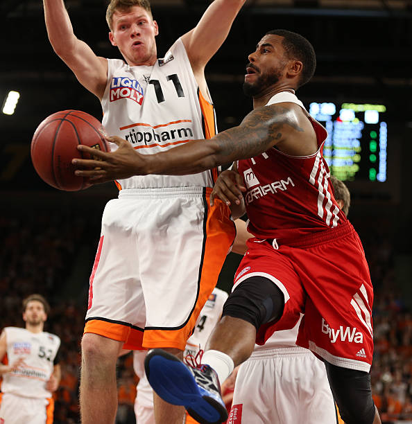 疑是在向球 疑是在向球