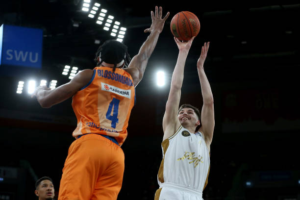 阿利松：现在讨论争冠为时尚早 球队不能只关注积分还要关注比赛进程